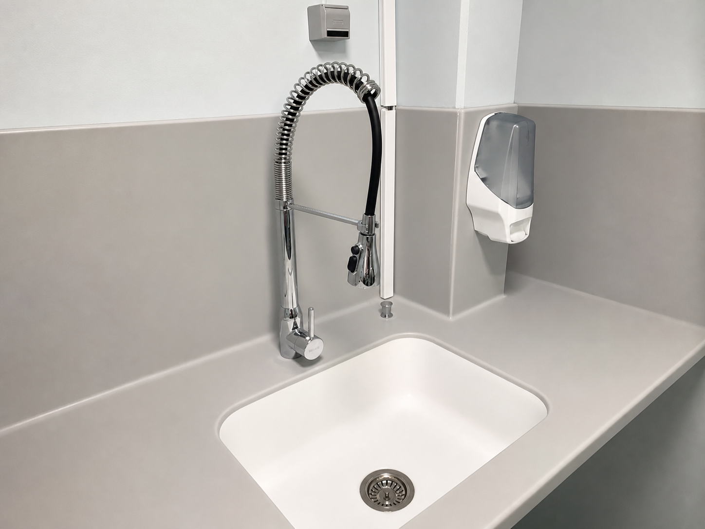 Cuve nettoyée et nouvelle robinetterie après rénovation