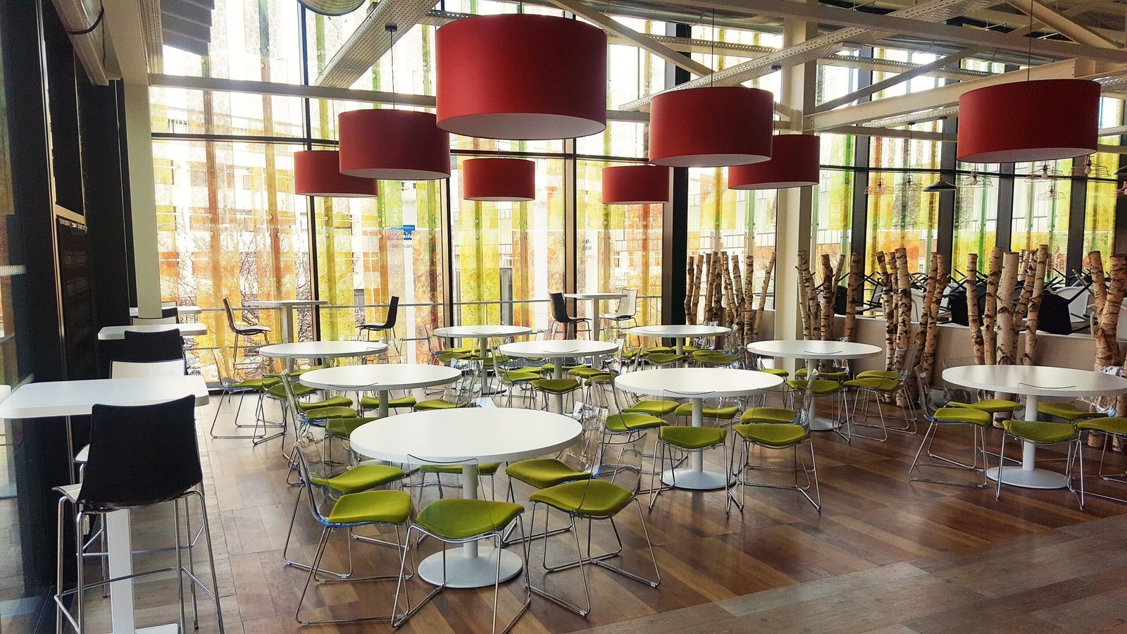 Espace de restauration aménagé avec mobilier contemporain dans un établissement de santé