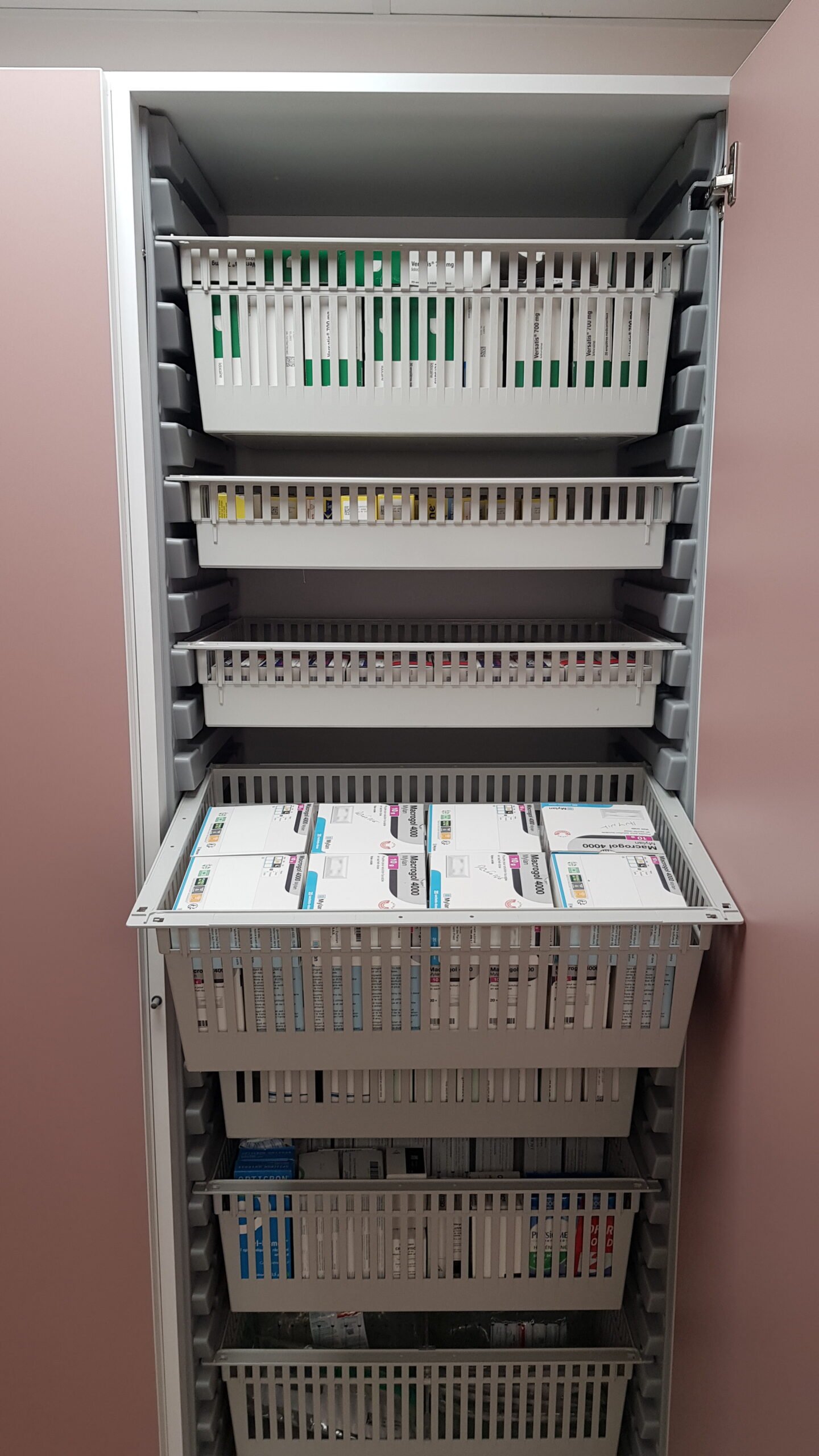 Armoire de salle de soins équipée de paniers médicaux pour le rangement des consommables