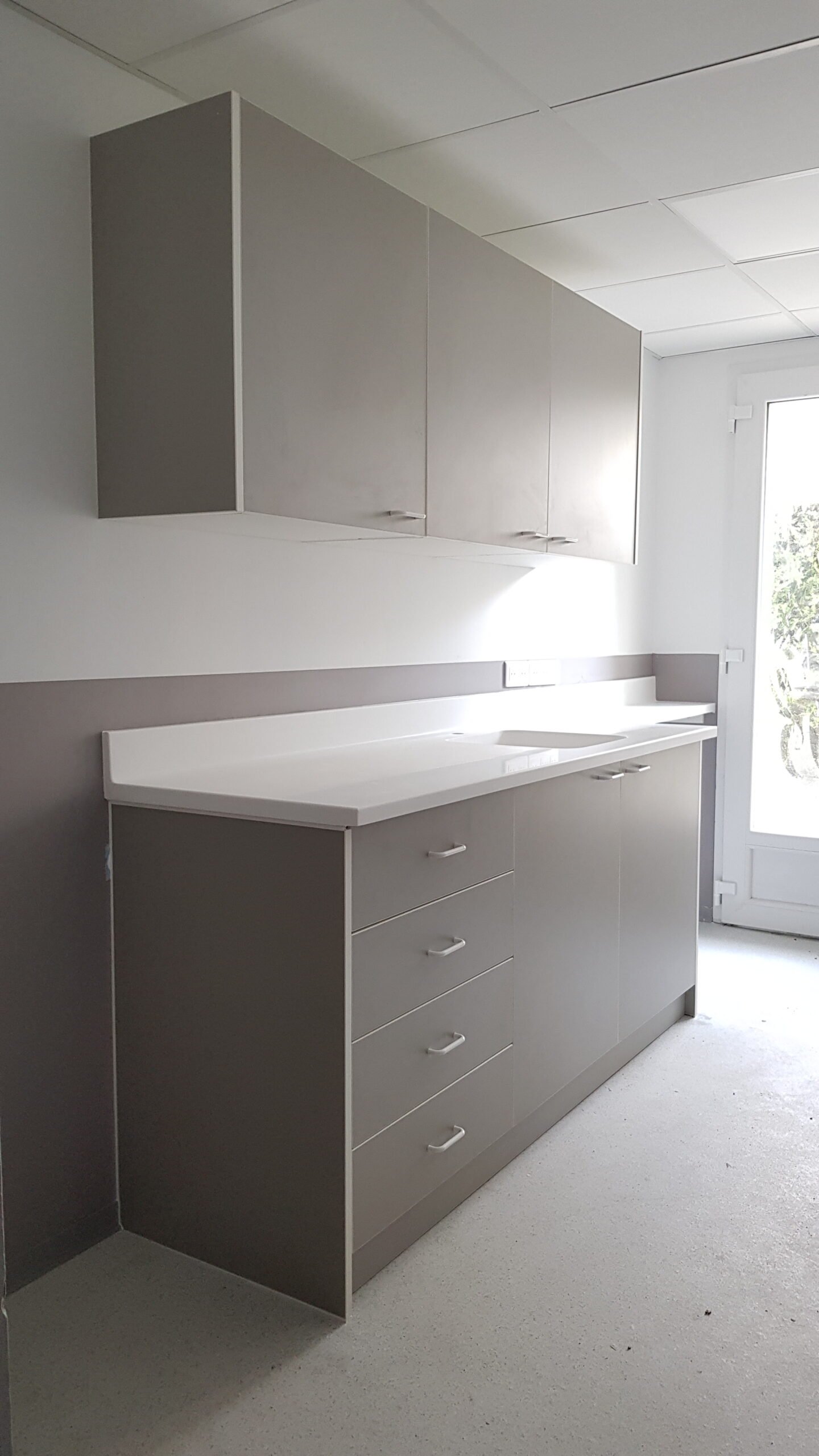 Ensemble de mobilier et paillasse avec évier pour l’aménagement d’une salle de soins