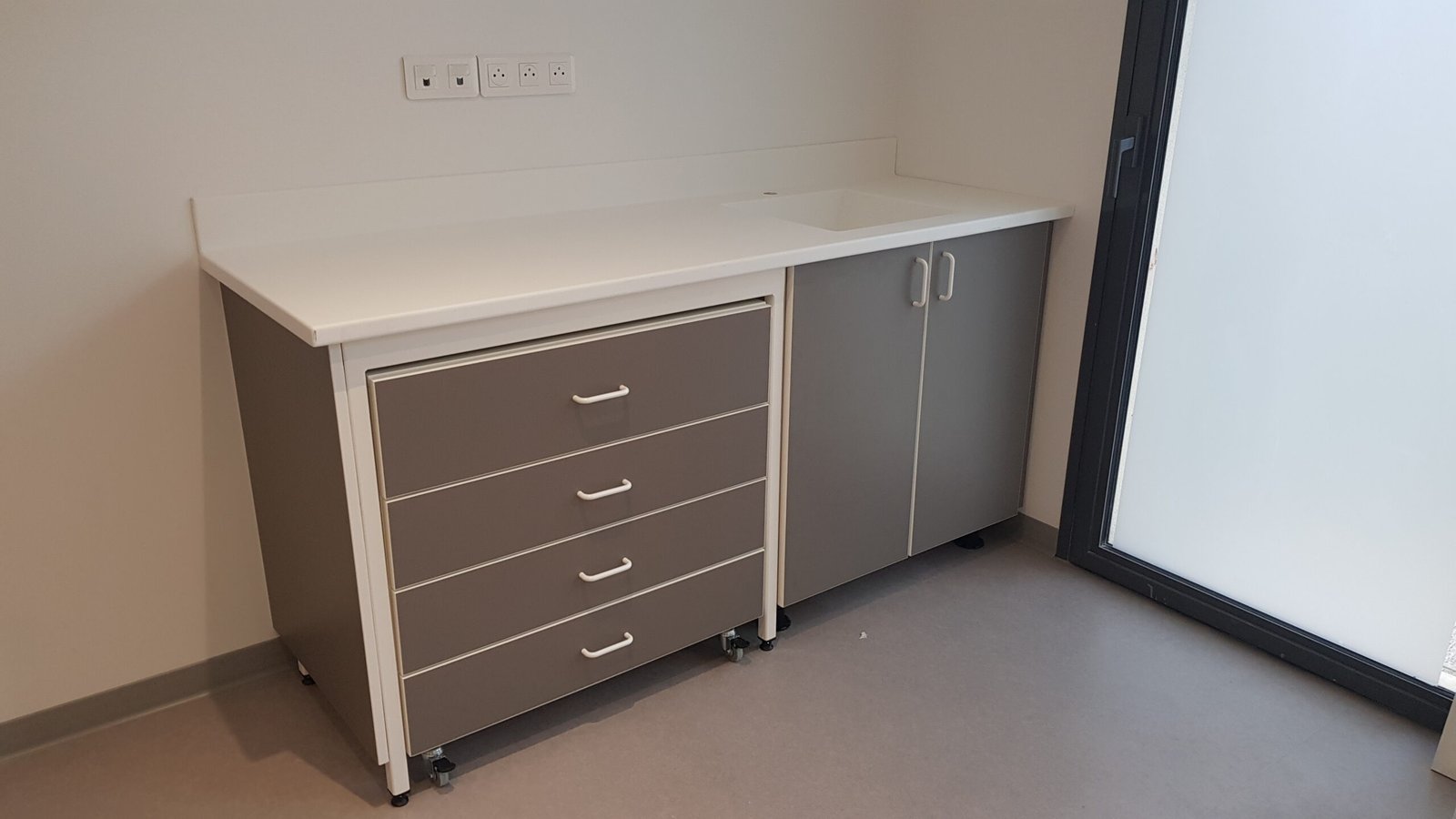 Mobilier mobile de salle de soins avec tiroirs, rangement fermé et plan de travail
