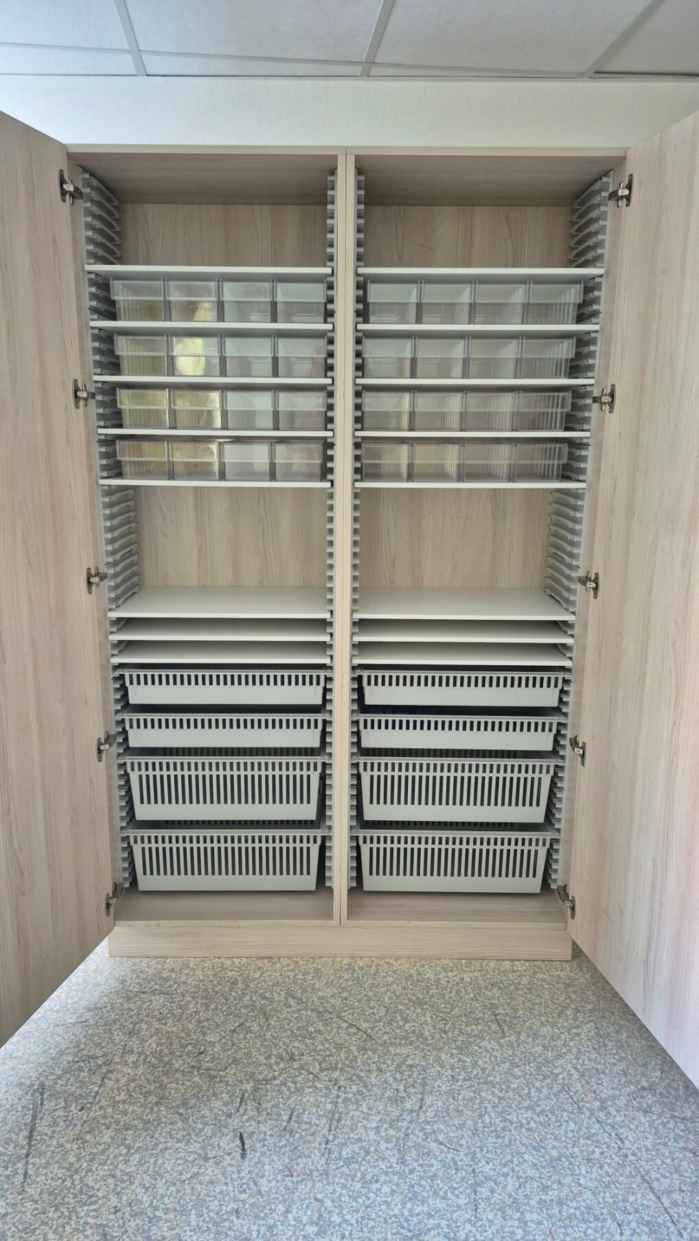 Armoire à pharmacie sur mesure avec bacs de dispensation nominative