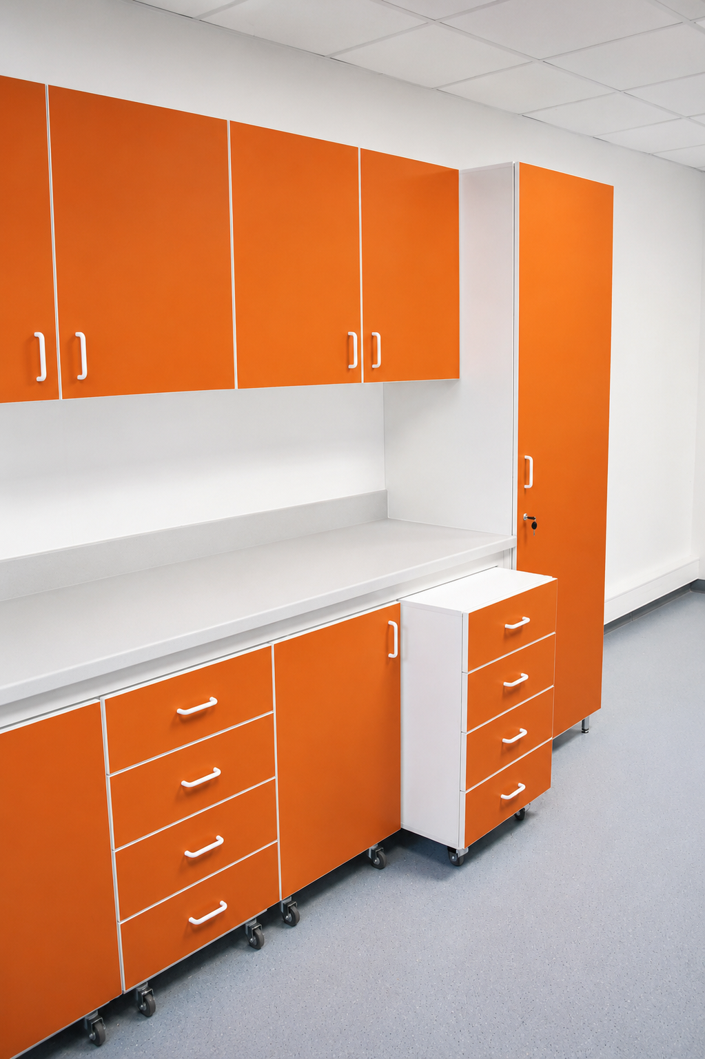 Mobilier médical orange avec paillasse, rangements hauts et caissons roulants