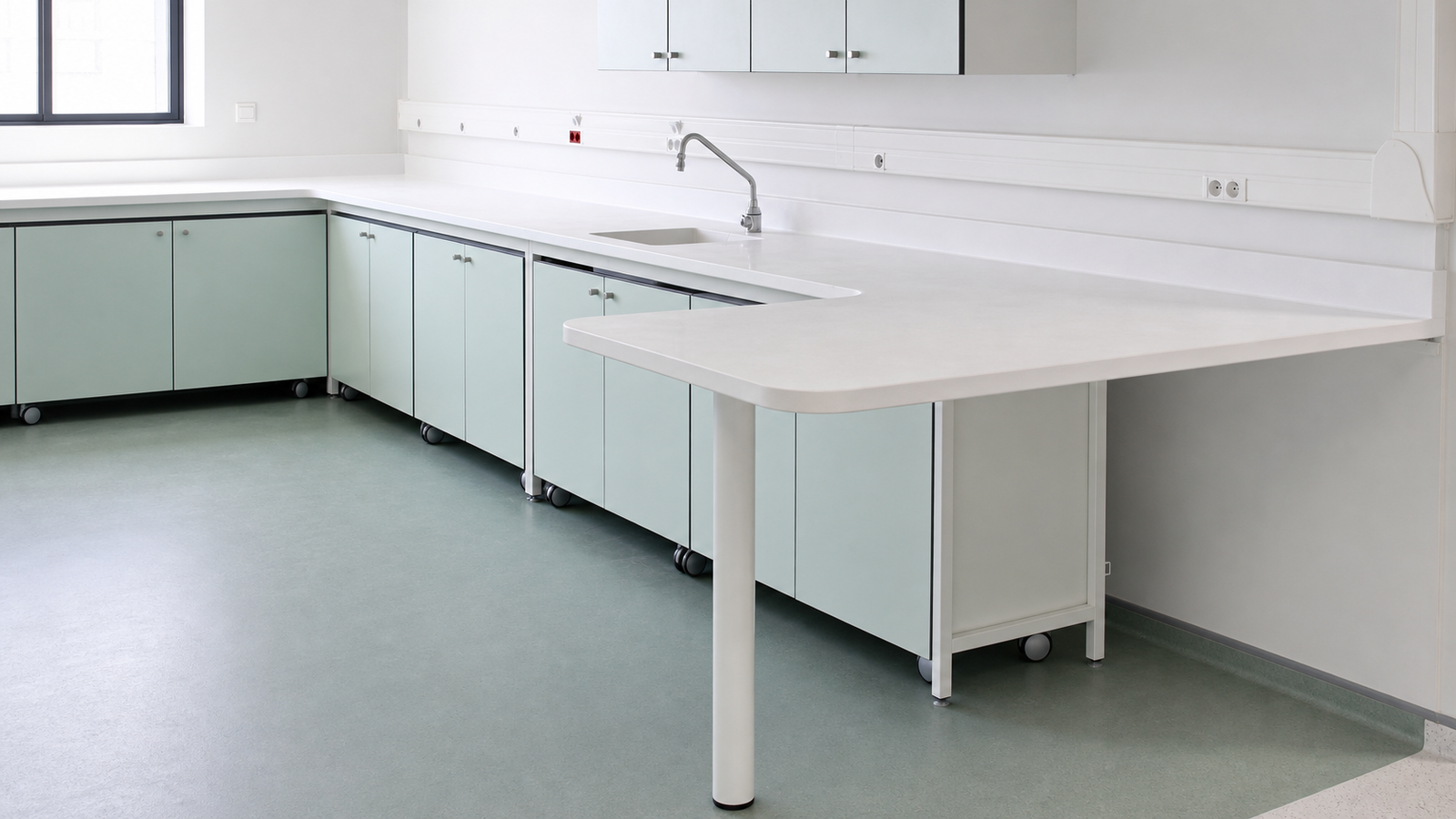 Paillasse médicale sur mesure avec mobilier roulant et large plan de travail