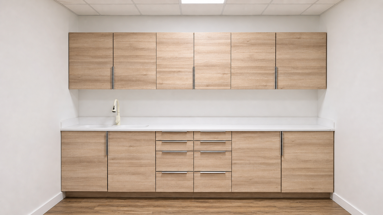 Mobilier médical fixe en bois avec paillasse, rangements hauts et point d’eau