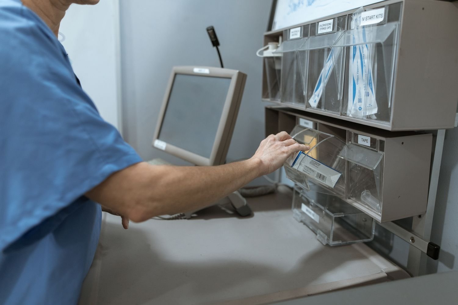 Aménagement d’une pharmacie hospitalière avec rangements modulaires
