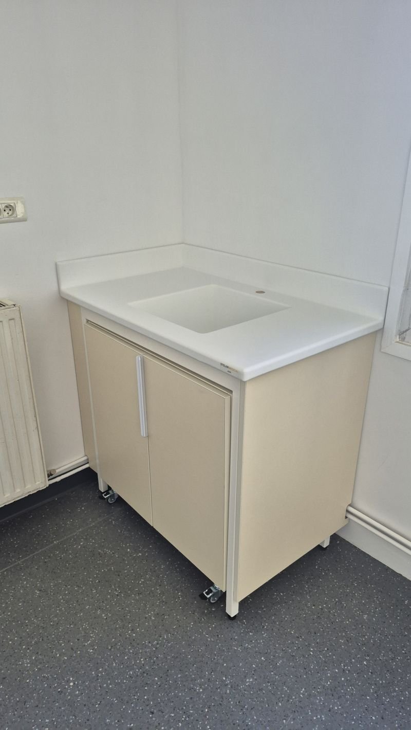 Paillasse de soins en Corian® installée pour Almaviva Santé