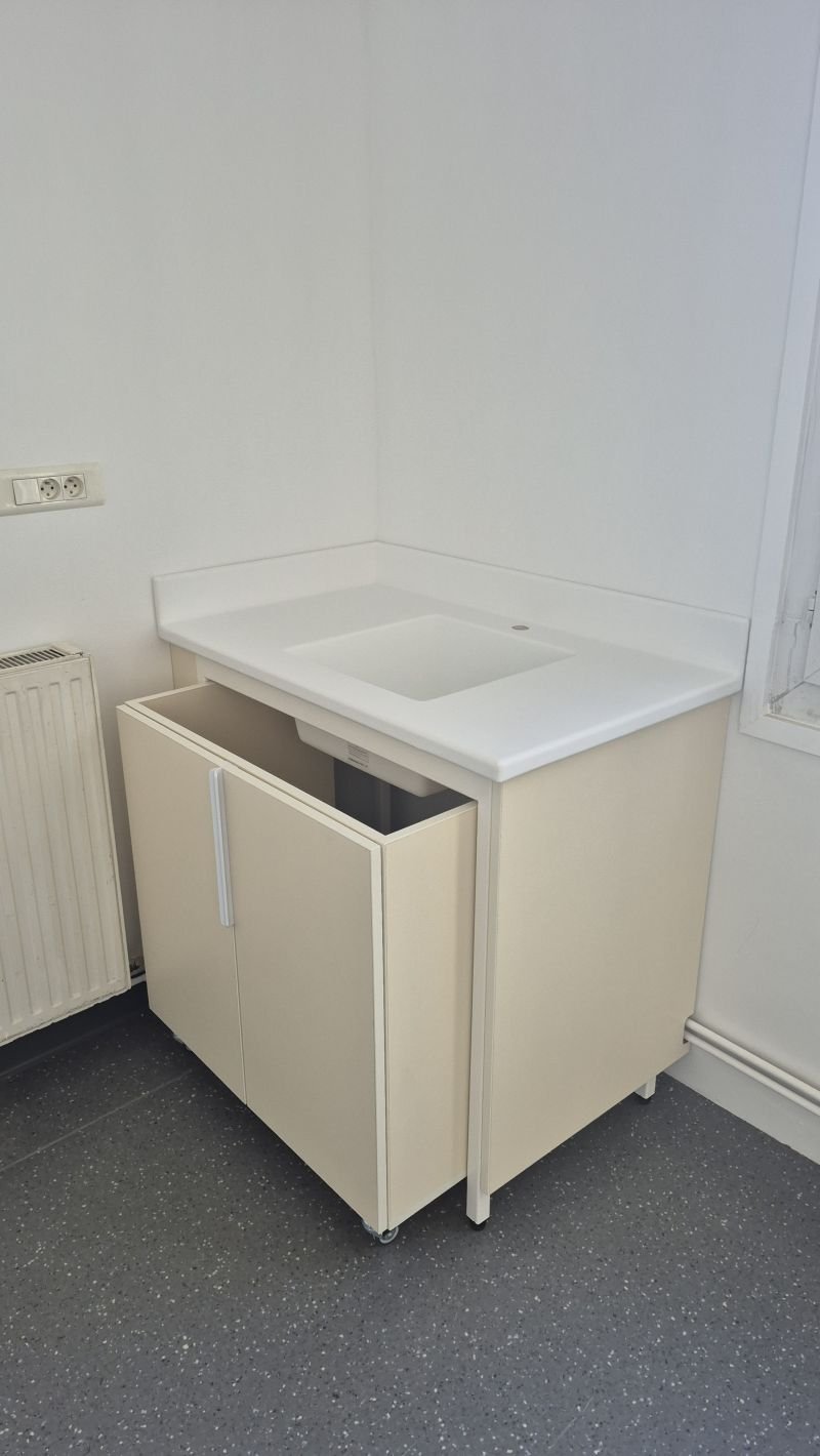 Rangements sur mesure de la nouvelle paillasse de soins Almaviva Santé