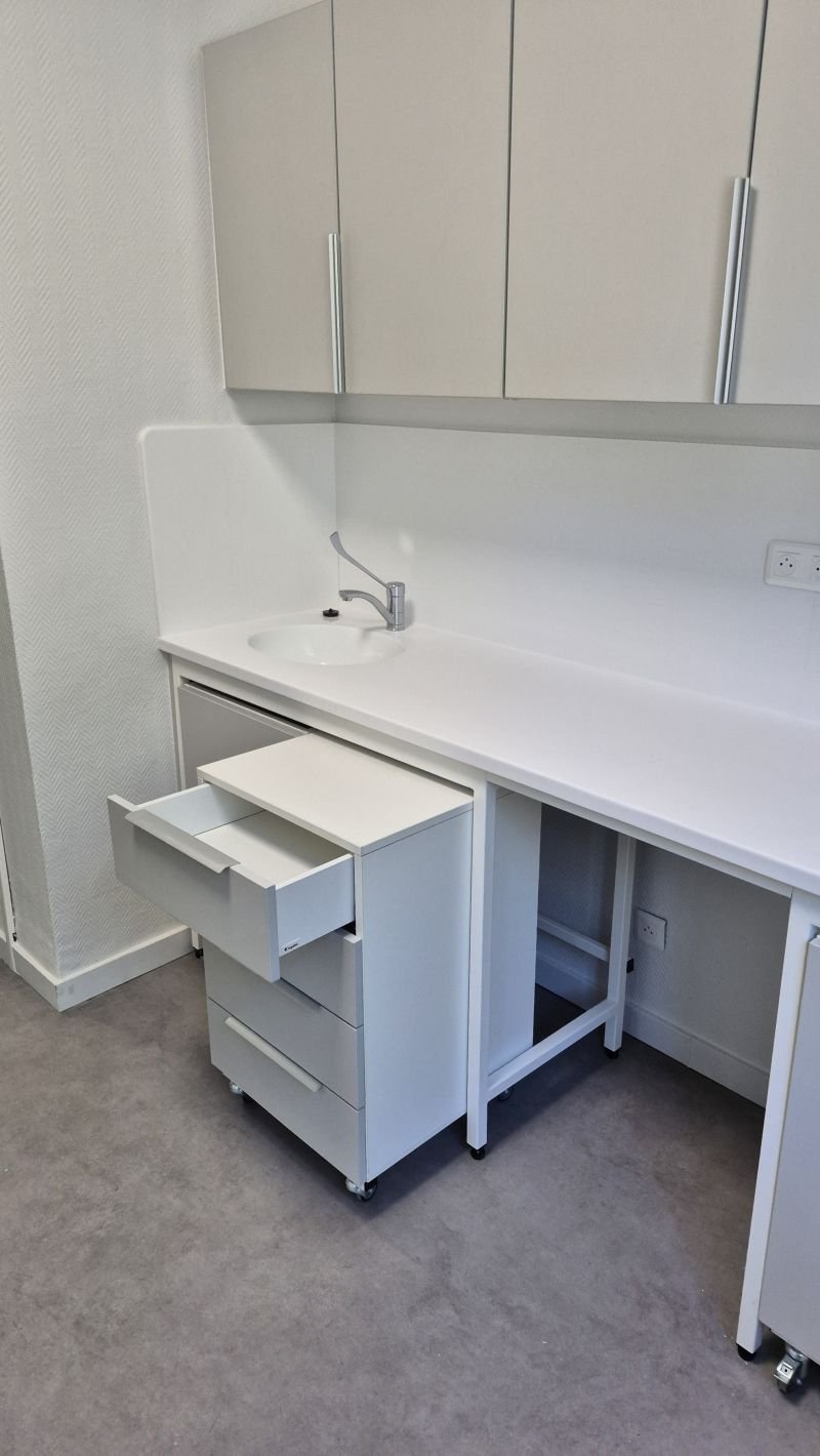 Mobilier sur roulettes et rangements de la salle de soins de Montfavet